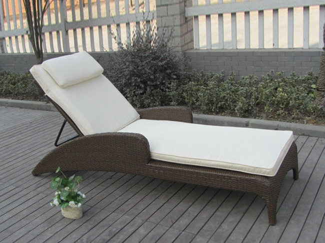 3069 PE rattan lounger