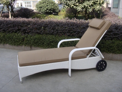 3084 PE rattan lounger