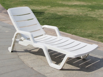 3132 plastic lounger