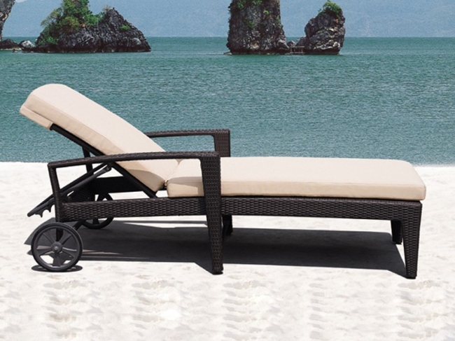 3004 PE rattan lounger